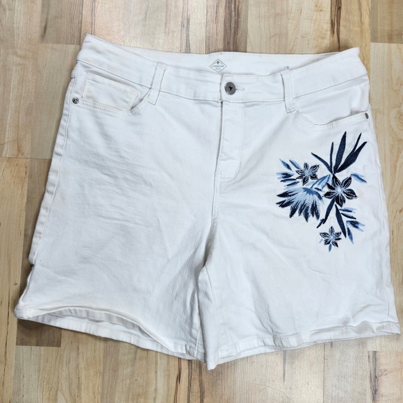 St John's Bay Denim Shorts‎ Embroidered Floral White Casual Size 16 - Picture 1 of 5